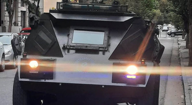 Una tanqueta de la Policía Federal irrumpió en la marcha del 24 de marzo en Rosario