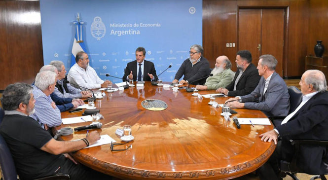 La CGT le llevó su apoyo a Massa, pidió que retrotraigan las remarcaciones y acordó ir a un acuerdo de precios y salarios para estabilizar la economía