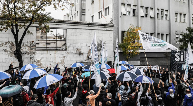 ¿En qué situación paritaria e institucional del SiPreBA se dan los despidos en Clarín?