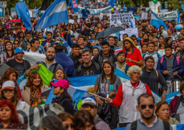 Masiva marcha docente en Salta: sigue el paro por tiempo indeterminado y podrían volver los cortes de ruta