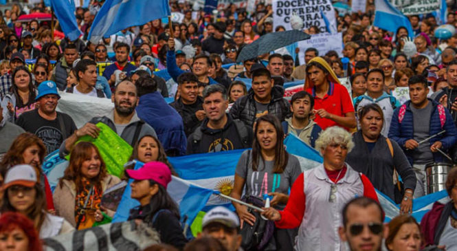 Masiva marcha docente en Salta: sigue el paro por tiempo indeterminado y podrían volver los cortes de ruta