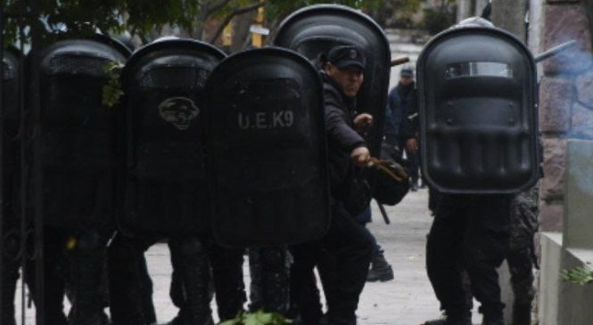 Denuncian intimidaciones y agresiones policiales a periodistas en el marco de la crisis social en Jujuy