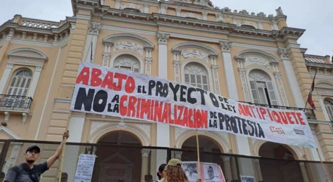 Salta: por un voto el Senado aprobó la ley antipiquetes para desactivar las masivas protestas de docentes y salud