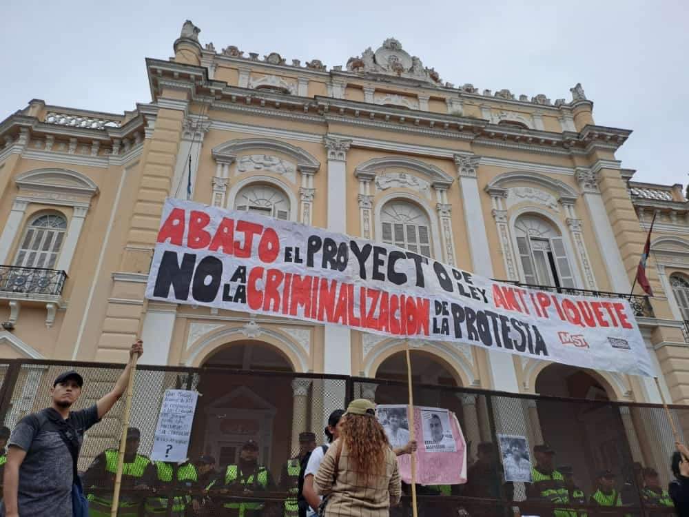 Salta: por un voto el Senado aprobó la ley antipiquetes para desactivar las masivas protestas de docentes y salud