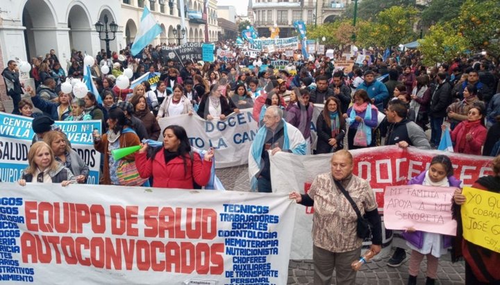 Salta: Autoconvocados mantienen el paro pero ya hay docentes que volvieron a las aulas