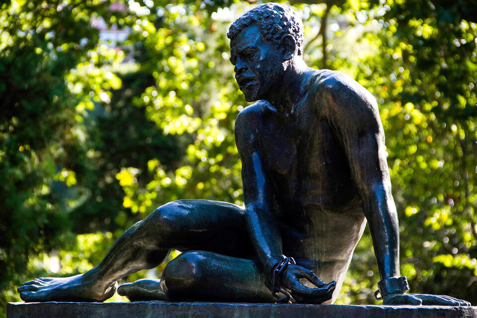 Qué muestra y qué oculta la única escultura sobre “La Esclavitud” en Buenos Aires