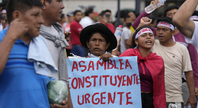 Perú: Piden cambios, les dan palos