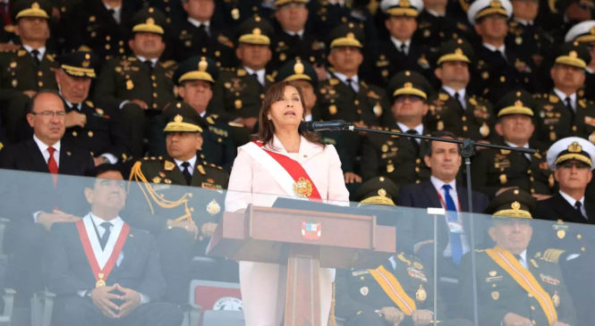 Dina Boluarte, siete meses de desaprobación pero con apoyo militar