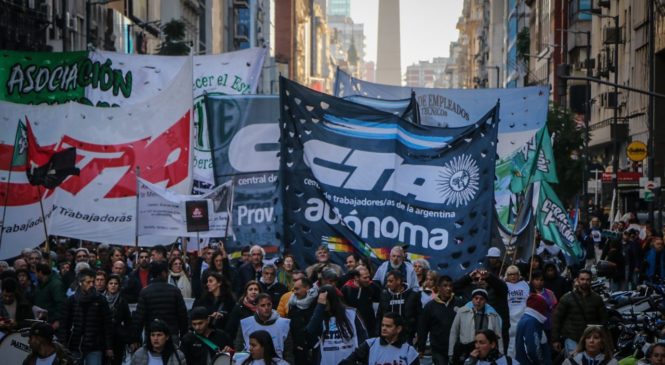 Marcha en contra la represión en Jujuy y protesta frente a la sede de Ledesma