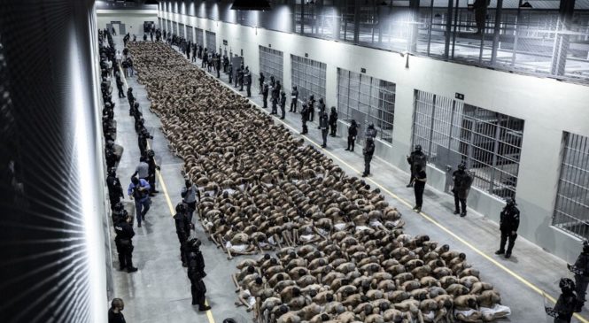En estado de excepción, El Salvador aprobó juicios colectivos a maras