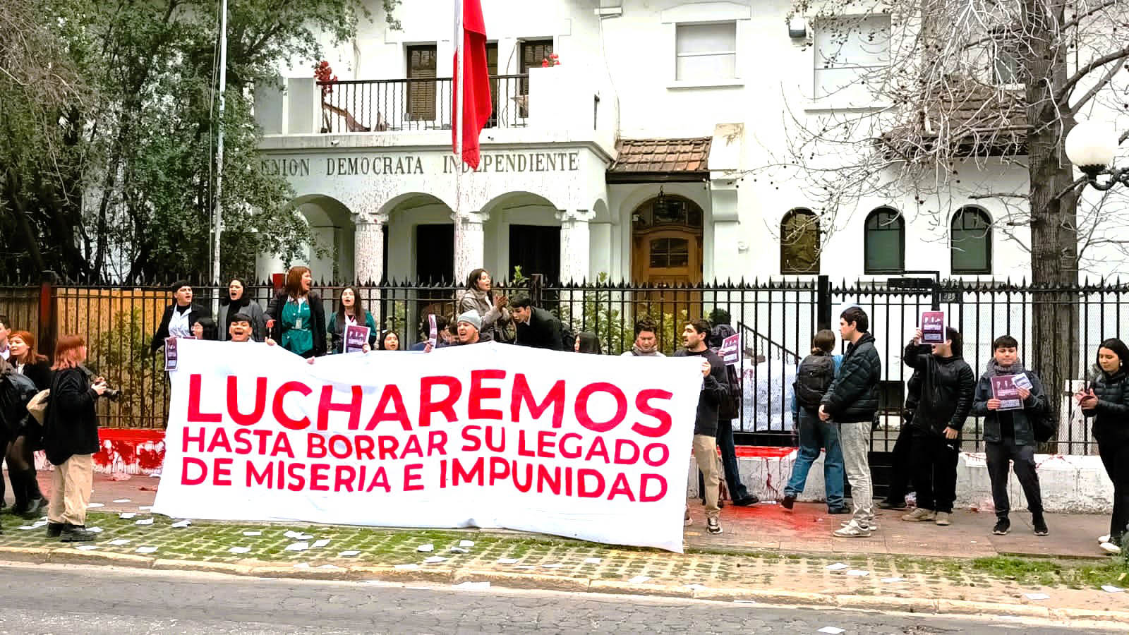 Chile. Estudiantes son duramente reprimidos por protestar en sede pinochetista: “Lucharemos hasta borrar su legado de miseria e impunidad”