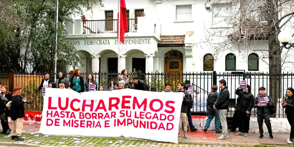 Chile: Estudiantes duramente reprimidos por protestar en sede pinochetista