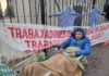 Uno de los miles de trabajadores despedidos por Garbarino se encadena al Obelisco
