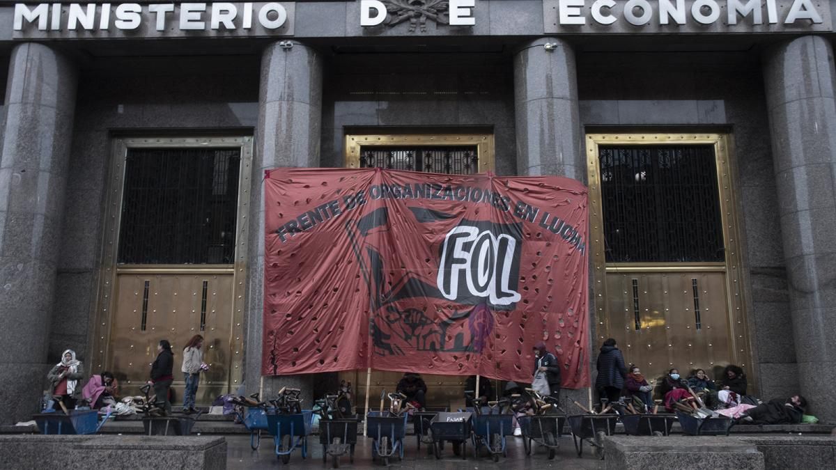 Organizaciones sociales sostienen un acampe frente a Economía “en defensa de los puestos de trabajo”