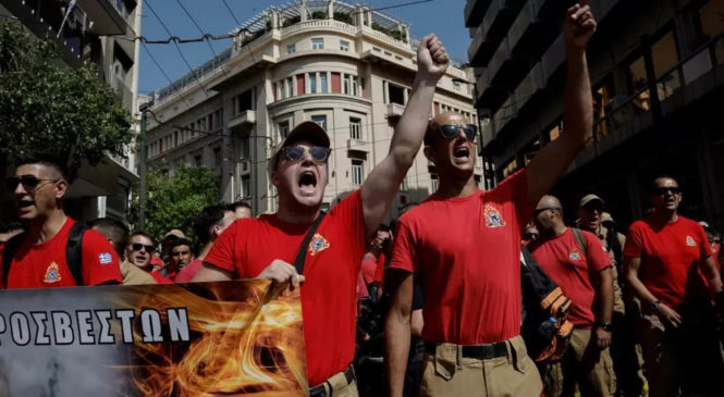 Grecia aprobó una reforma laboral que lleva la jornada a 13 horas al día