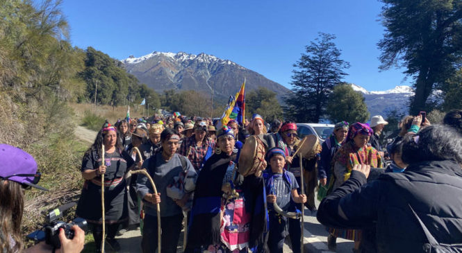 Abrazo feminista a la Lof Winkul Mapu en defensa de la lucha de mujeres mapuche