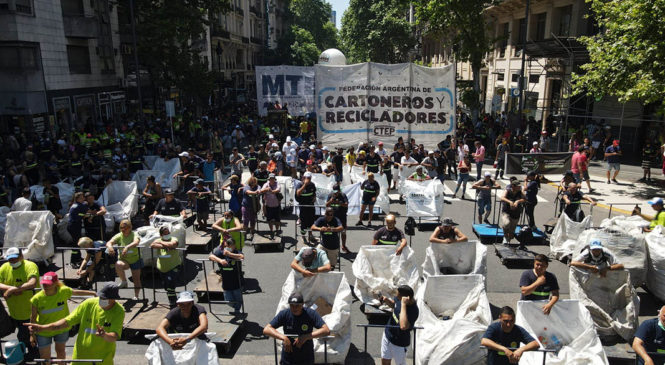 CABA: Gobierno de la Ciudad busca multar con 100.000 pesos a cartoneros y recicladores