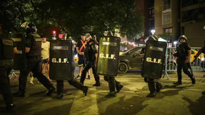 Brutal represión al cacerolazo en Córdoba: reclaman la libertad del periodista Rodrigo Savoretti y demás detenidos