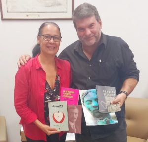 La artista cubana Orisel Gaspar entrega libros de cuatro autoras gallegas a los fondos de la Biblioteca Nacional de Cuba.