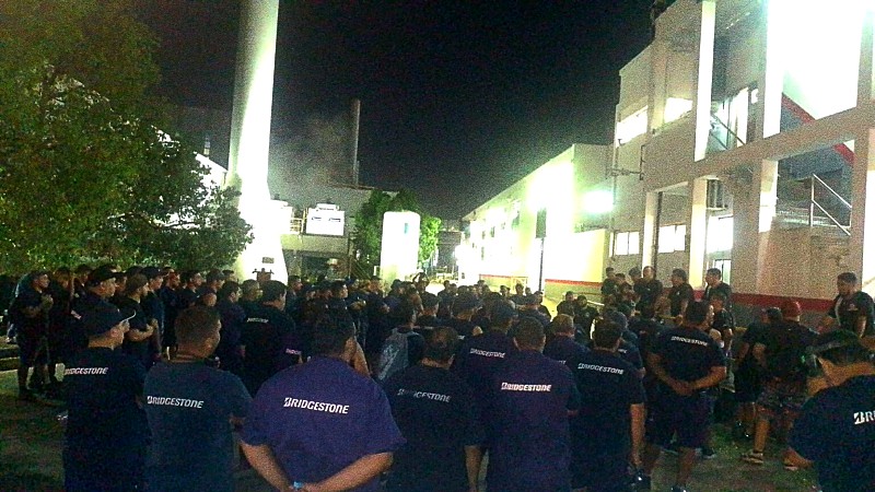 Paro de actividades de trabajadores del neumático en Bridgestone Llavallol contra despidos