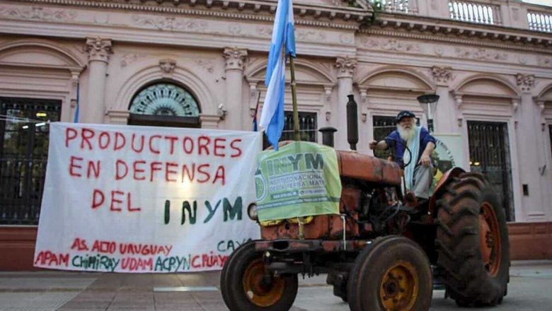 Tractorazo en marcha, el sector yerbatero se plantó contra el DNU de Milei