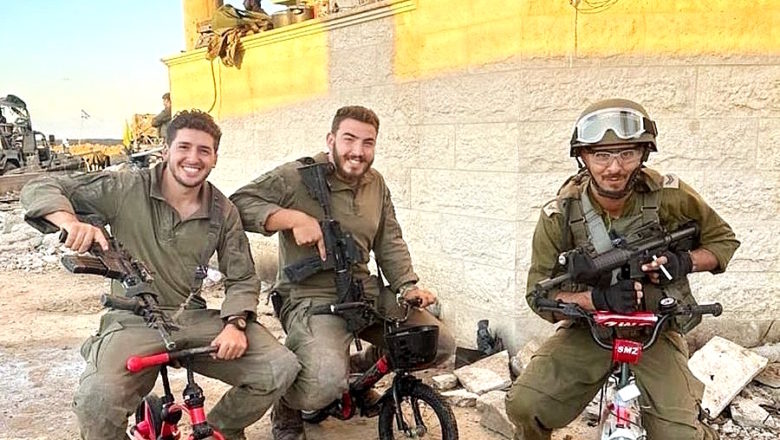 Soldados israelíes montando bicis de nenes
