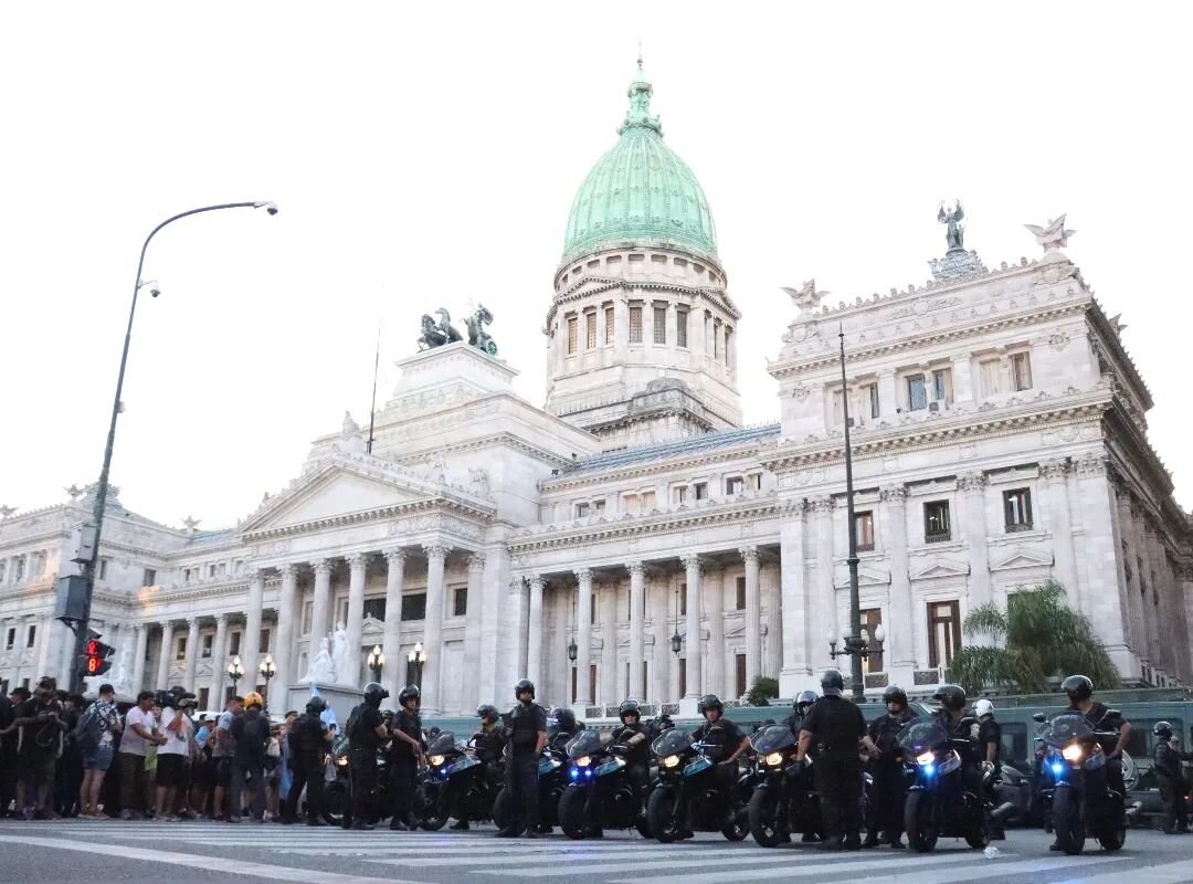 La Ley Ómnibus se debate mañana en particular y habrá nuevas protestas pese a la represión