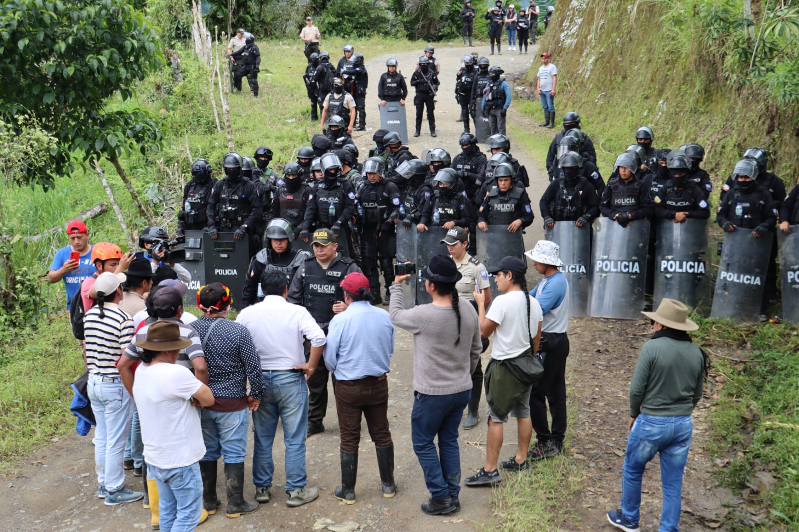 Ecuador: denuncia CONAIE que el gobierno defiende intereses mineros de la familia presidencial