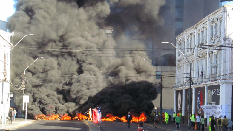 Chile_La clase trabajadora entra en acción: con barricadas se inicia Paro Nacional Portuario en Valparaíso