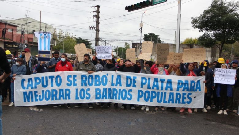 Despedidos y trabajadores de la economía popular fueron a protestar al portón del barrio privado donde vive Luis Caputo: “¿Sabés quién es tu vecino?”