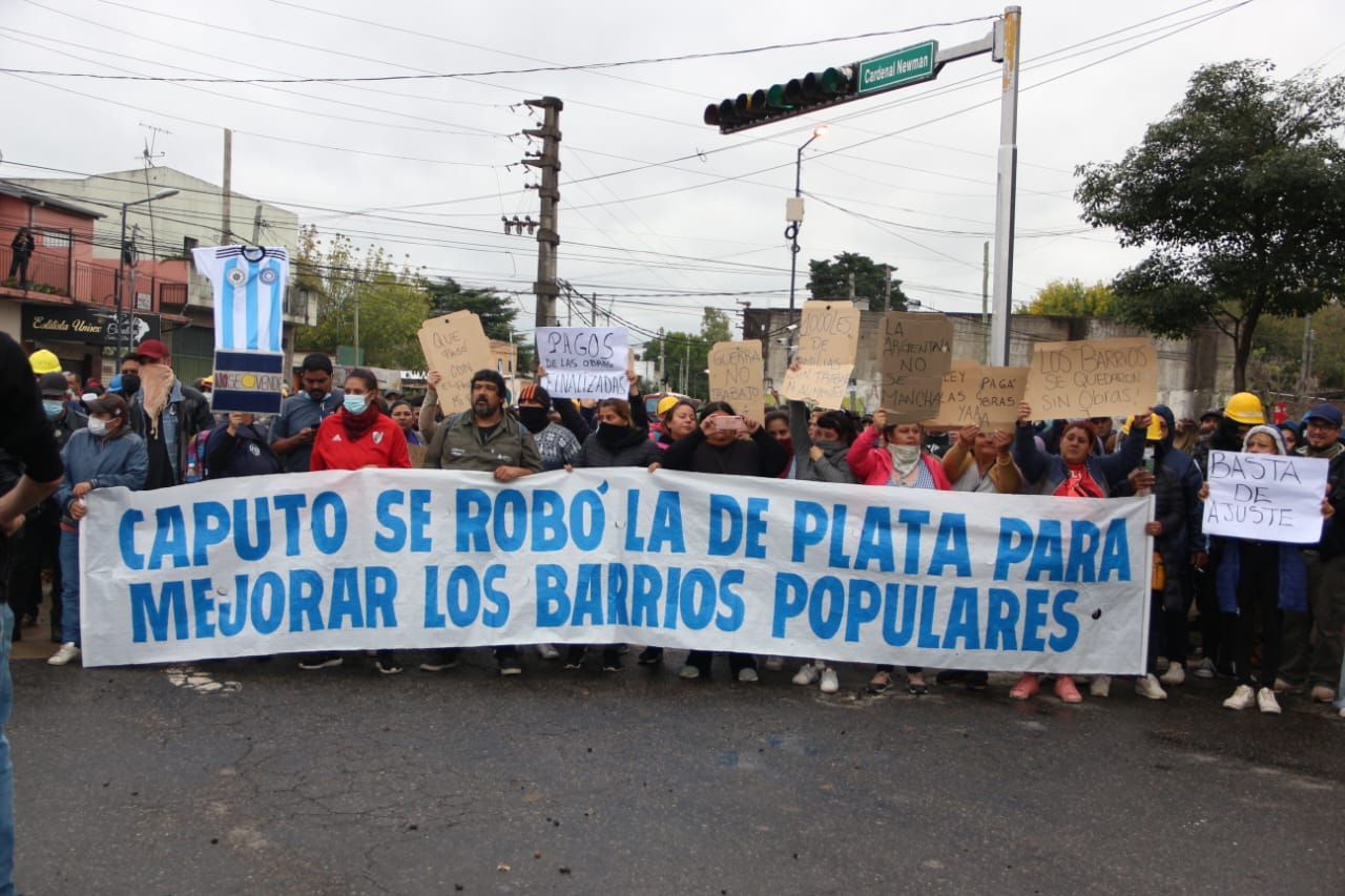 Despedidos y trabajadores de la economía popular fueron a protestar al portón del barrio privado donde vive Luis Caputo: “¿Sabés quién es tu vecino?”
