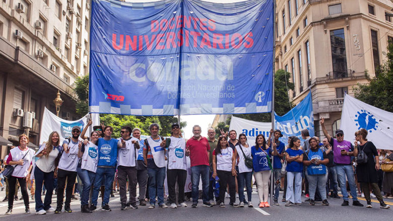 Los docentes universitarios ratificaron el paro y convocaron a una gran marcha federal