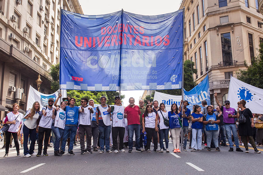 Los docentes universitarios ratificaron el paro y convocaron a una gran marcha federal