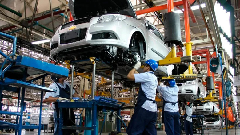 La producción nacional de vehículos retrocedió en abril 21% interanual, con caída de exportaciones y ventas en el mercado local