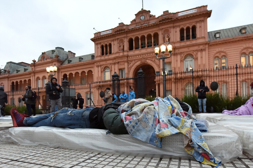 Colchonazo en Plaza de Mayo: “la calle no es un lugar para morir”