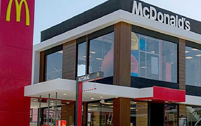 McDonald’s arremete en la política chilena: Acusan a transnacional de intenso lobby para retrasar Ley de Plásticos de un solo