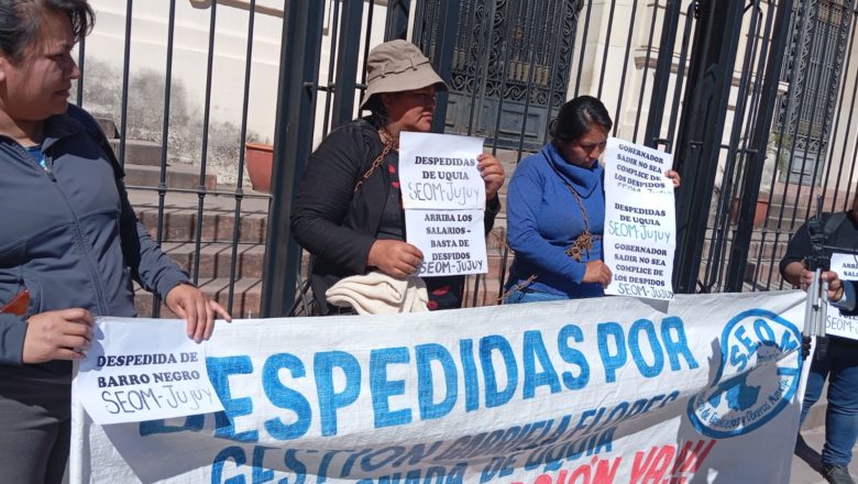 Municipales despedidos en distintas ciudades de Jujuy se encadenaron en la Casa de Gobierno