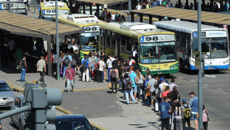 Por decreto, Milei desregularizó el sistema de transporte de pasajeros y de cargas