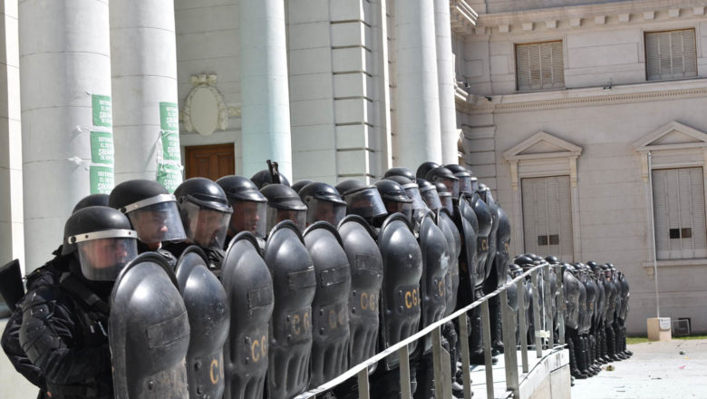 Santa Fe: reforma jubilatoria anunciada con un despliegue policial sin precedentes en la Legislatura