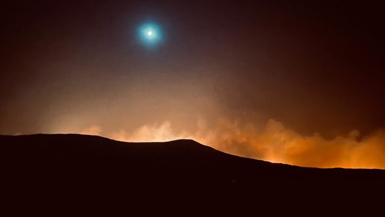 Incendio en La Granja, Córdoba: bomberos y brigadistas combaten el fuego a la espera de aviones hidrantes