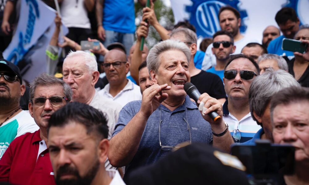 Vuelve a escalar la tensión en la paritaria siderúrgica y la UOM convocó a un paro este viernes en todas las plantas del país contra el corset salarial del 2%