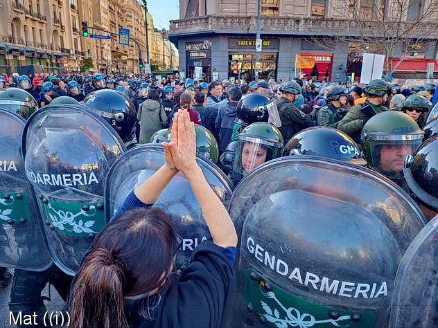 Represión a la protesta contra el veto de Milei al aumento jubilatorio