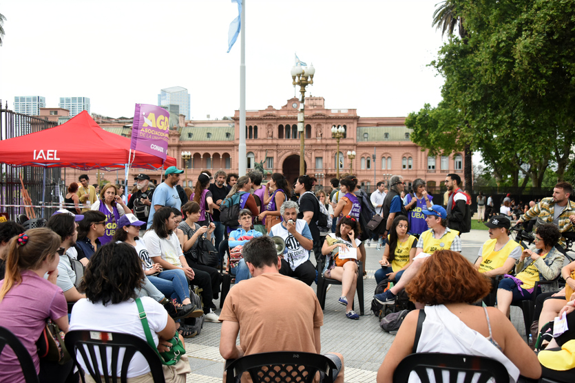 Clases públicas en Plaza de Mayo contra el ajuste de Milei