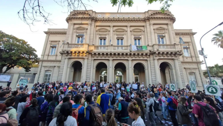 Trabajadores realizan permanencia en el Hospital Mental Laura Bonaparte ante el anuncio de cierre