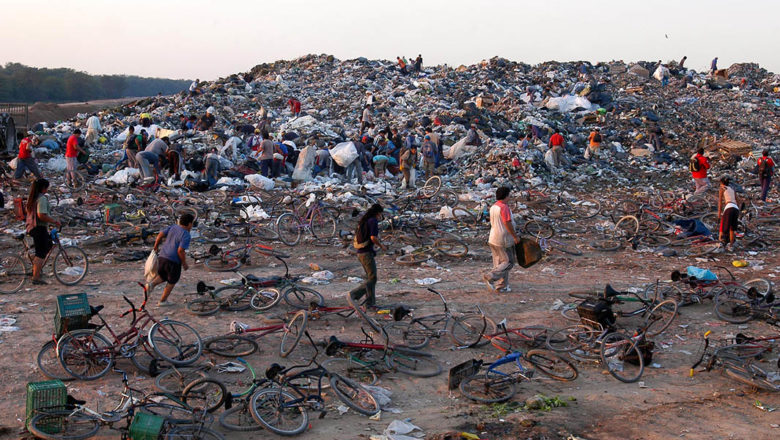 Personas sobreviven de lo que los demás consideran basura