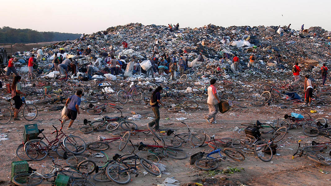 Personas sobreviven de lo que los demás consideran basura