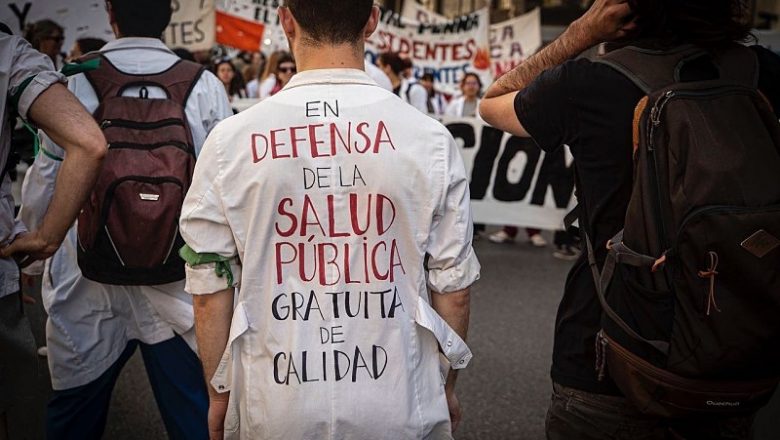 Marcha de velas y RCP de profesionales del Garrahan: “si hay que elegir entre salud pública o Milei, quien sobra es Milei”