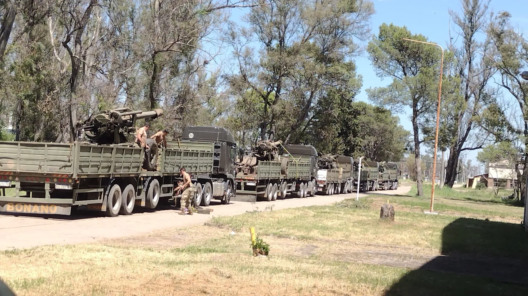 El Gobierno envió camiones para vaciar Fabricaciones Militares y ATE responde con bloqueos y cortes de ruta