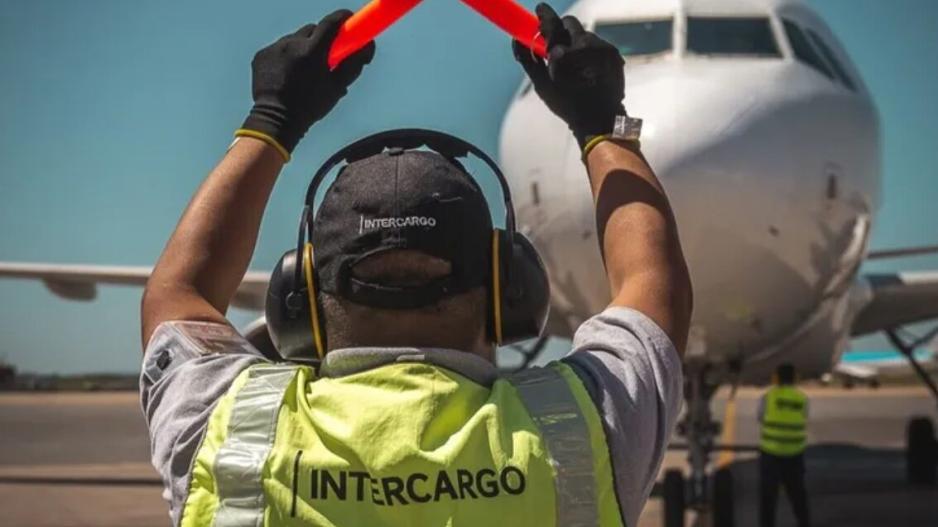 El Gobierno despide a 15 trabajadores de Intercargo y militariza aeropuertos