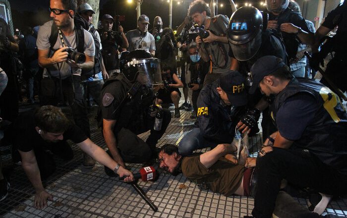 Palazos en nombre de la libertad: una de cada tres protestas sociales fueron reprimidas en el primer año de Milei